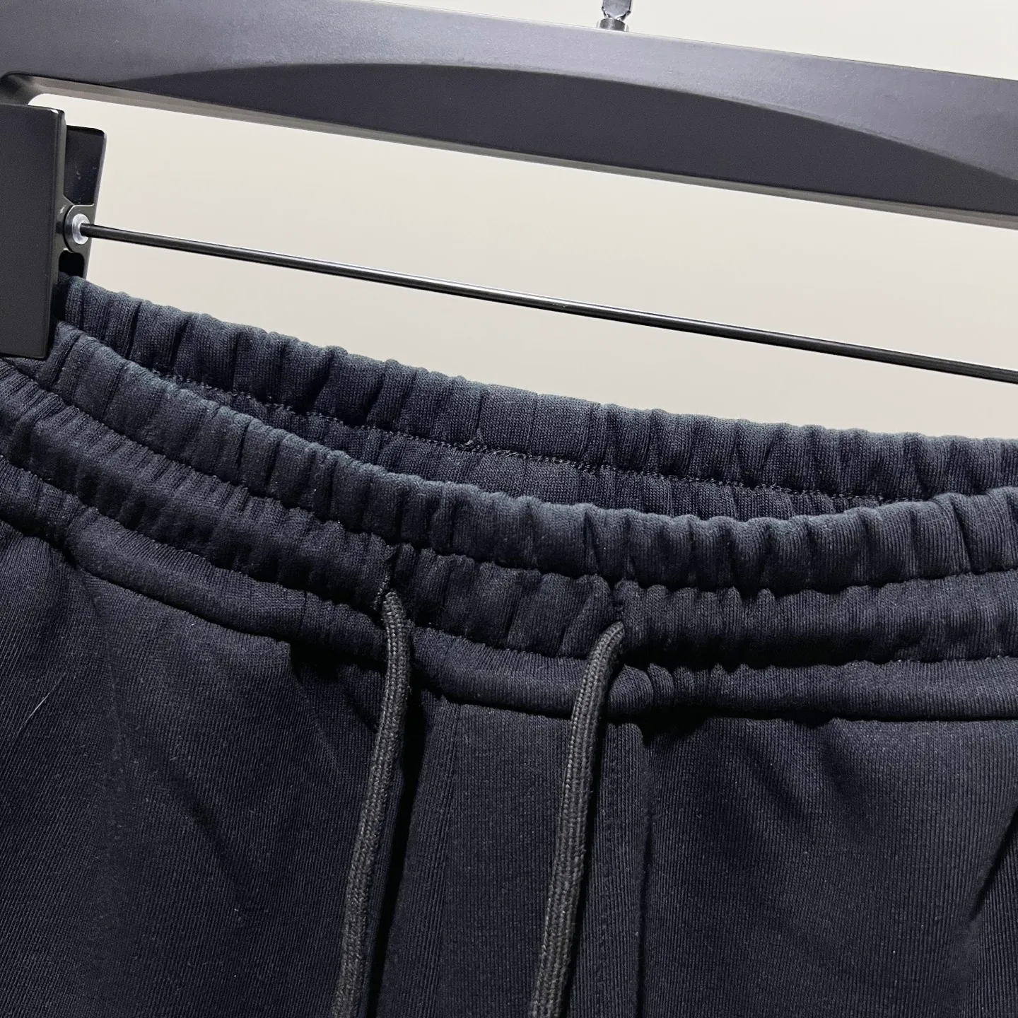 P260 chromehearts/Chrome Hearts Selection 400 custom fabric sweatpants, patched horseshoe Sanskrit cross ✝️LOGO embroidery🪡 process, official synchronization, 1:1 original mold opening, fashionable personality, versatile trend, pure original quality, original washed fabric, tag, collar label, washed wheat, complete three labels, color: black, gray. Size: M-3XL